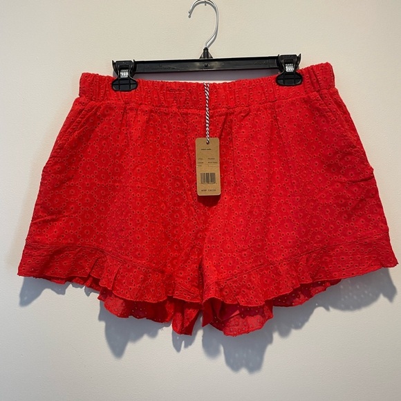 Sperry Bitter Sweet Red Eyelet Ruffle Hem Shorts NWT Large - Picture 1 of 4